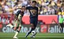 Dinenno al momento de definir el segundo gol con América. Foto: Mexsport