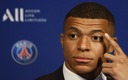 Mbappé en una conferencia de prensa del PSG. (Reuters)