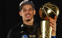 Juan Toscano con el título de campeón de la NBA.  FOTO: AFP.