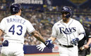 Paredes (derecha) se destapó con los Rays | AFP