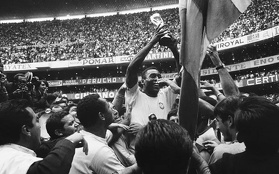 Pelé celebrando el título de Brasil. (AP)