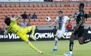 Carlos Acevedo en una jugada contra Rogelio Funes Mori. (FOTO: Rayados)