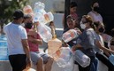La gente tiene que juntar agua en tinacos públicos o llaves de parques. (Foto: AP)