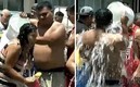 Las personas aprovechan fugas de agua en la calle para bañarse.