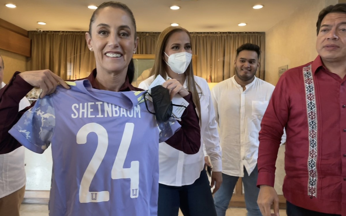La jefa de gobierno de CDMX recibió la playera felina.