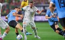 Herrera, con el Tri, controla el balón entre dos jugadores de Uruguay. Foto: Mexsport