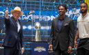 Ken Salazar junto a Steven Jackson y Justin Hollins. (Foto: EFE)