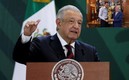 AMLO felicitó a Juan Toscano por representar a los mexicanos en la victoria de los Warriors. Foto: Reuters y captura de Twitter