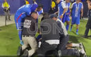Los de seguridad sujetaron al aficionado que entró al campo | Captura