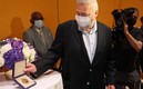 Dmitry Muratov muestra la medalla que fue subastada. Foto: AFP