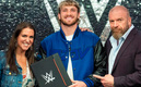 Logan Paul con Triple-H y Stephanie McMahon. (Foto de WWE)