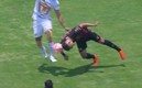 El balón le pega en la mano al jugador de Xolos.  (Foto: captura de pantalla TUDN)