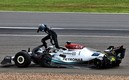 Russell saltó de su monoplaza para ir a ayudar. (Foto: @VirutasF1)