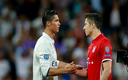 CR7 y Lewandowski en un duelo de Champions. (UEFA)