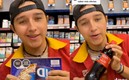 El joven cajero del Oxxo suele compartir las promociones de la tienda en sus redes sociales.