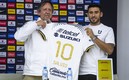 Leopoldo Silva, presidente felino, dio la bienvenida a Toto Salvio en el club. FOTO: Mexsport.