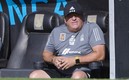 Piojo Herrera la hizo de árbitro en el entrenamiento. (Foto: Mexsport)