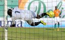 El arquero de Sierra Leona, Solomon Morris, en duelo clasificatorio a la Copa Africana de Naciones. (AFP)