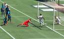Jugador evita que su compañero anote en el futbol de Canadá (Captura de pantalla)