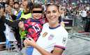 Alex Morgan convivió con su pequeño fan en Monterrey (Twitter @USWNT)