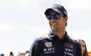 Checo Pérez tuvo un gran gesto con una señora mayor en un aeropuerto (AFP)