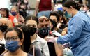 Fila de vacunación contra la COVID-19 en Guadalajara. (FOTO: AFP)