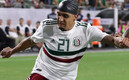 Luis Rodríguez sufrió una impactante herida en la cabeza que se cubrió con una gorra Nike. (AFP)
