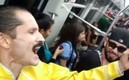 El imitador de Freddie Mercury se llevó los aplausos de los usuarios del metro.