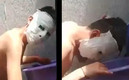 El joven con las máscara de yeso en el rostro. (FOTO: Captura)