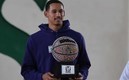 Juan Toscano recibió un balón huichol en su visita a México. (EFE)