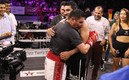El abrazo después de una buena pelea de exhibición / FOTO: César Cerón