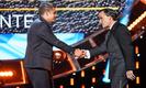 Mikel Arriola le entregó el premio a Humberto Hernández (@MikelArriolaP)