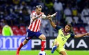 Sambueza dribla a Jonathan dos Santos en el Azteca. Foto: Imago