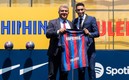 Raphinha recibió la platera culé este viernes. FOTO: @FCBarcelona_es