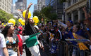 Toscano celebró el trofeo con los fans de los Warriors | Reuters