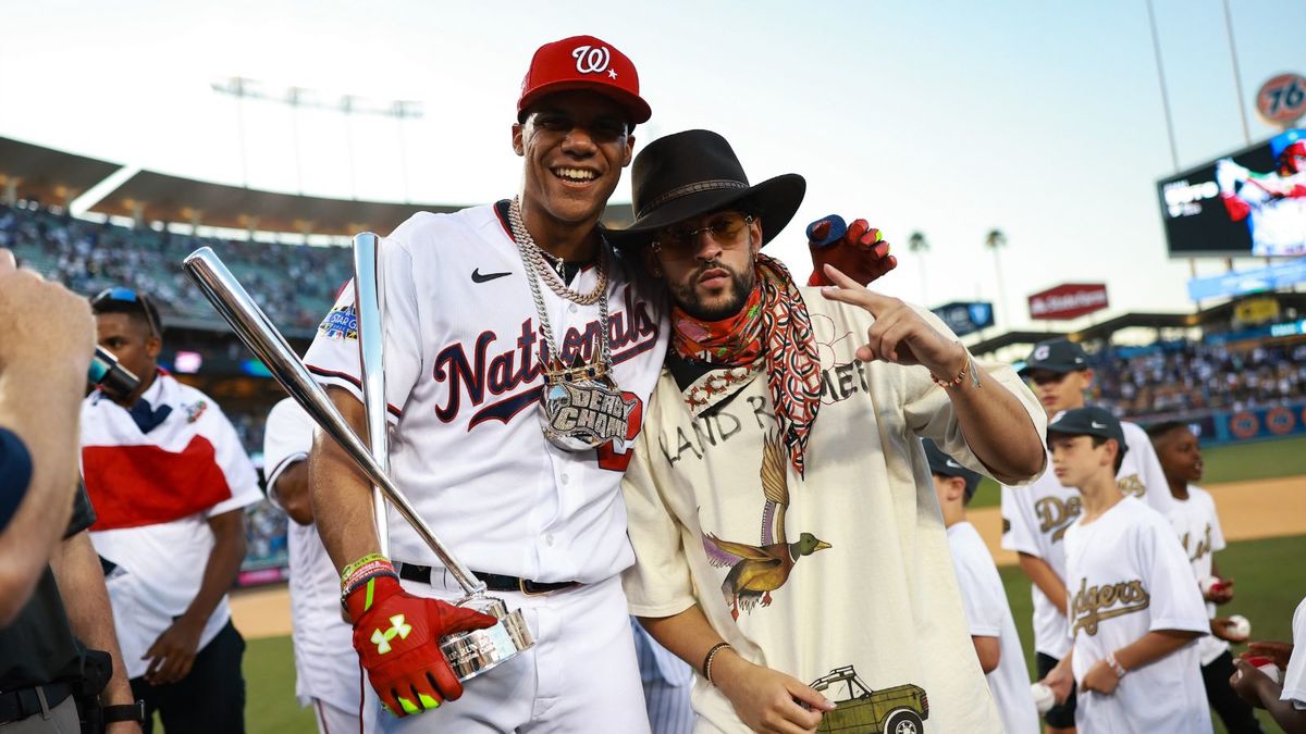 Bad Bunny fue personalmente a felicitar a Juan Soto. (@Cut4)