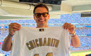 Chicharito incluso presumió un jersey de la Liga Nacional | Twitter @LAGalaxy