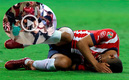 Los fanáticos de las Chivas se golpearon en una de las puertas del Estadio Akron. (Mexsport / TW @DuroDeMarcarGDL)