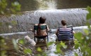 La gente busca refrescarse en los lagos y ríos. (Foto: EFE)