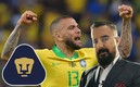Dani Alves y Álvaro Morales (AFP).