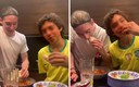 Marcelo Flores comiendo tacos. (Captura)