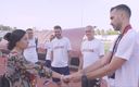 Mourinho y su cuerpo técnico se quedaron a petición del aficionado. (AS Roma)
