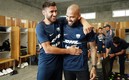 El momento en que Dani Alves posa con la camiseta de Pumas. FOTO: mediotiempo
