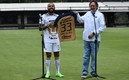 El momento en que Dani Alves posa con la camiseta de Pumas. FOTO: mediotiempo