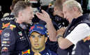 Helmut Marko 'bromeó' sobre Checo Pérez y su mala reacción al rebase en Francia. (Reuters)