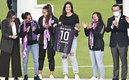 Hermoso (10) fue recibida por Mikel Arriola, dirigente de la Liga MX | Imago7