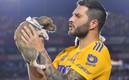 Gignac se mostró encantado con un perrito. (Foto: Imago7)