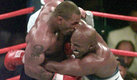 Mike Tyson y la mordida a Evander Holyfield, una de las imágenes inolvidables del deporte. (AP)