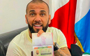 Dani Alves presumió su visa de trabajo. (@PumasMX)