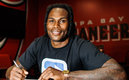 Jones ya firmó su contrato con los Bucs | Twitter @Buccaneers